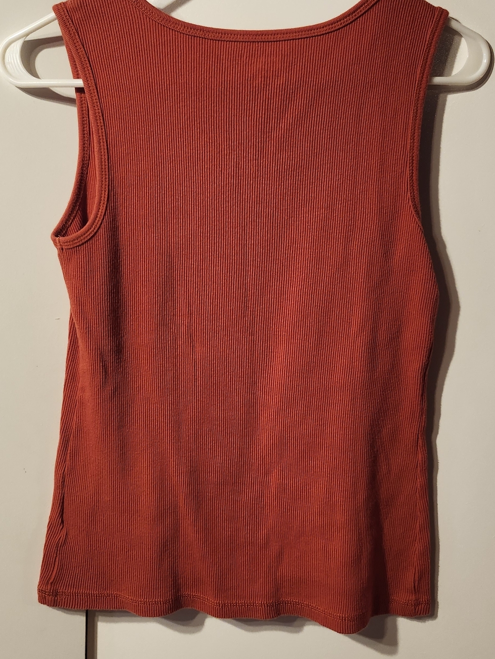LAURA SCOTT Coral-Orange Ribbed Tank with Gold-Tone Stud Detail - Picture 4 of 5